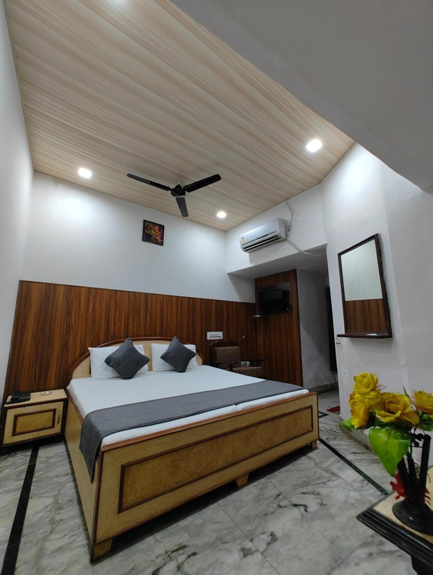 Hotel Swarajya Palace Agra Kültér fotó