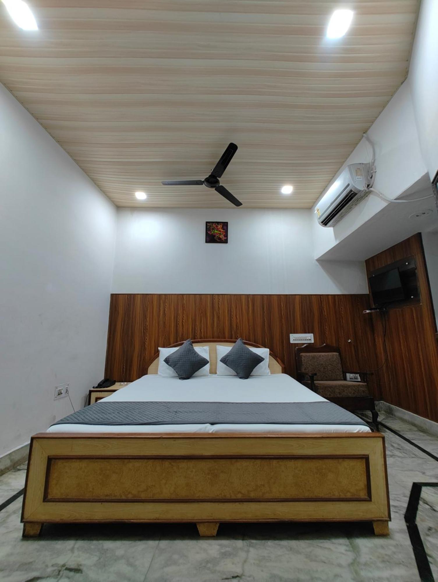 Hotel Swarajya Palace Agra Kültér fotó